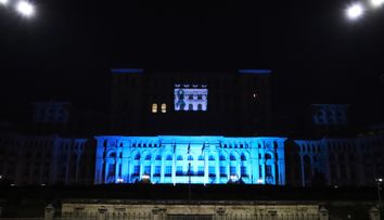 Fundația Renașterea marchează Ziua globală de eliminare a Cancerului de Col Uterin, iluminând în turcoaz Palatul Parlamentului