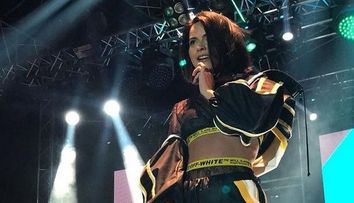 Inna, dezinvolta in concertul de la Ankara, dupa ce a cazut cu scena la Istanbul