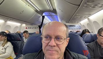 Ce a pus-o un milionar să facă pe femeia care stătea lângă el în avion! I-a oferit 100.000 de dolari, însă ea l-a refuzat