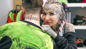 Regina tatuajelor din Polonia a fost cerută în căsătorie. Cum arată iubitul, cu 30 de ani mai tânăr decât ea
