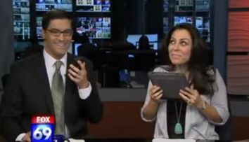 Si-a pacalit colega sa linga un iPad, in direct la TV! VIDEO