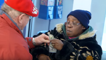 A daruit peste 100 000 de dolari unor straini. Motivul pentru care un barbat a facut un asemenea gest