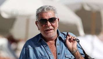 Ea 20, el 70. Cum arata iubita lui Roberto Cavalli, magnatul din industria modei
