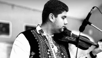 El este tânărul din Gorj care a fost lovit de fulger în timp ce cânta la vioară. La ce era conectat instrumentul când s-a întâmplat tragedia: „Exact în timpul ăla...„