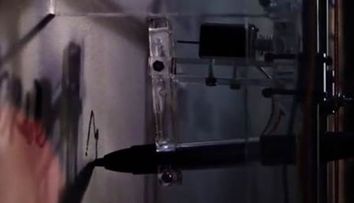 Ai vazut vreodata un robot poet? Acesta este primul robot din Romania care scrie pe pereti versuri trimise chiar de tine, cu ajutorul unei aplicatii