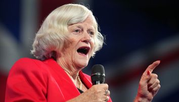 Crima care a șocat Marea Britanie. Fosta deputată Ann Widdecombe, victima unui bărbat care a călătorit cinci ore ca să ajungă acasă la ea. Ce i-a făcut acesta