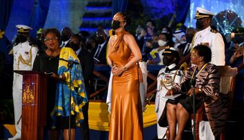Rochia controversată în care Rihanna a mers la învestirea primului președinte din istoria Barbadosului
