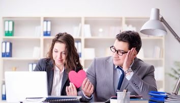 Trendurile amoroase pentru anul 2026! ”Menage-ul a trois digital” și aventurile romantice la birou