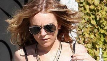 Lindsay Lohan si-a uitat sutienul acasa! FOTO
