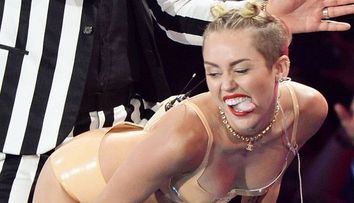 Fara sprancene e o cu totul alta persoana. Nimeni nu a recunoscut-o pe Miley Cyrus in cea mai bizara imagine de pana acum