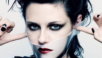 Kristen Stewart, in piscina alaturi de doi barbati. Actrita a fost data afara de Forbes de pe lista celor mai bogate cupluri de la Hollywood