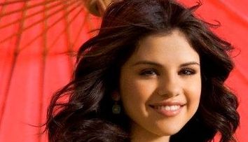 Cum arata Selena Gomez cand nu stie ca este fotografiata de aproape. Adevarul despre abdomenul cantaretei: FOTO
