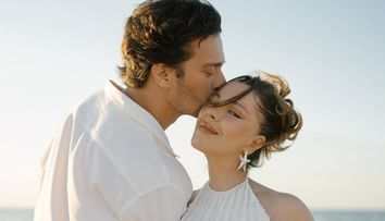 Unul dintre cele mai frumoase cupluri din showbizul turcesc a anunțat că așteaptă primul lor copil. Feyyaz Serifoglu și Merve Dinçkol, ședință foto spectaculoasă pe malul mării