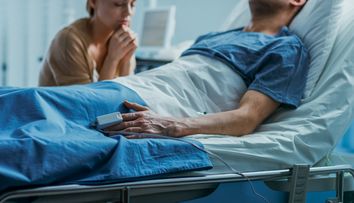 Motivul șocant pentru care un bărbat a înghițit zeci de linguri metalice și periuțe de dinți! Medicii s-au străduit ore în șir să i le scoată din stomac