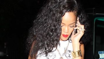 Ce-o fi fost in capul ei? Tinuta cu care Rihanna s-a facut de ras: <span style=