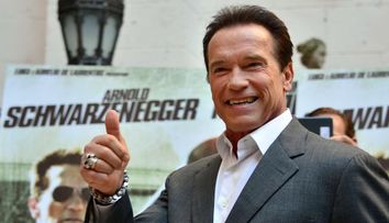 Asa tata, asa fiu! Cum arata fiul lui Arnold Schwarzenegger impreuna cu iubita sa la plaja