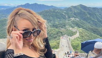 De abia se ține pe picioare! Mariah Carey, sprijinită de 2 bărbați ca să urce pe tocuri de 15 cm Marele Zid Chinezesc: 