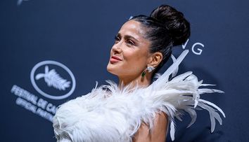 Salma Hayek, ca o lebădă grațioasă la Cannes 2026. Actrița a fost irezistibilă într-o rochie albă cu pene