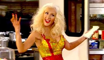 Christina Aguilera, sexy intr-o rochita minuscula, sclipitoare. A slabit enorm si isi etaleaza cu mandrie noua silueta