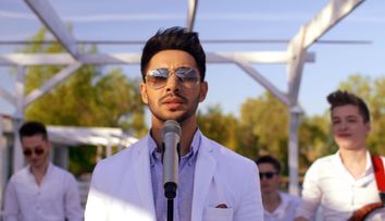 A facut show la Romanii au talent, iar acum da lovitura cu un nou videoclip. Adi Cristescu a lansat 