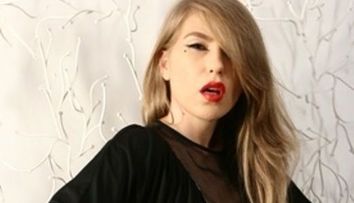 Corina Bud, altfel decat o stiai. Ce face artista singura, cand nu o vede nimeni, intr-o tinuta neglijenta: FOTO