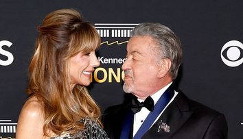 Au trecut prin momente dificile și chiar despărțiri, dar relația lor rezistă de 27 de ani! Sylvester Stallone, apariție în baston alături de soția sa