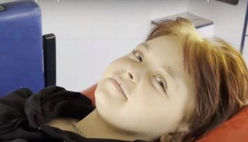 O fată din Ucraina, împușcată, a condus 30 km pe un drum minat pentru a salva doi bărbați - VIDEO