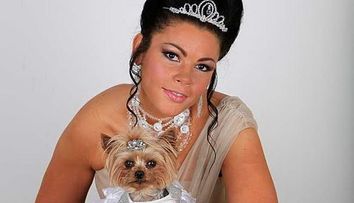 A cheltuit 100.000 euro pe o catelusa: culcus de 5000 de euro, haine de designer si tiara ca a lui Kate Middleton  