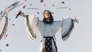 Aura Șova cucerește publicul de la Untold 2025 cu albumul „Drăgaica”