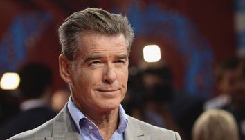 Asa tata, asa fiu. Cum a fost surprins lui lui Pierce Brosnan alaturi de iubita lui