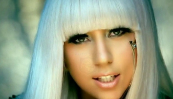 Lady Gaga, goala-pusca si legata la ochi intr-un clip. Cantareata renunta la inhibitii si apare in cele mai bizare ipostaze de pana acum