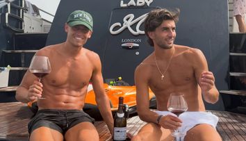 Ferran Torres și Marcos Llorente, surprinși de paparazzi în ipostaze tandre pe un iaht din Ibiza, după câștigarea Campionatului Mondial. Imaginile au stârnit controverse în rândul fanilor