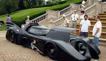 VIDEO Un barbat a construit o masina ca a lui Batman. I-a pus turbina de Boeing!