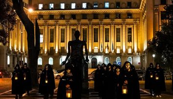 Apariție misterioasă în București! Cum au reacționat trecătorii când au văzut pelerinele negre și măștile aurii