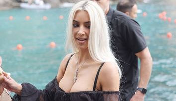 Kim Kardashian și-ar fi îndepărtat implanturile mamare! Cum arată acum vedeta