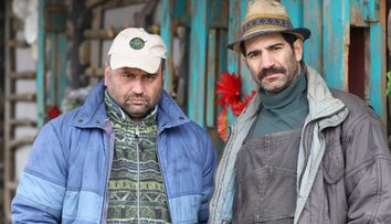 Firicel și-a sărbătorit ziua în stilul Las Fierbinți: urări, filosofii de viață și… lumânări la biserică! “Mergem la biserică, că dacă nu avem tort, măcar să sufli în lumânări”