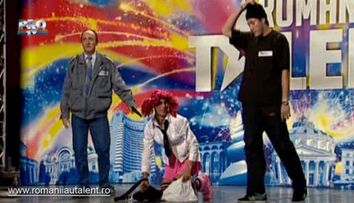 Grupul umoristic Brigada 2/3 & Master Red a starnit hohote de ras cu pantomima muzicala