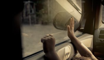Canicula face noi victime! Un copil de trei ani a murit, după ce părinții lui l-au uitat în mașina parcată la soare