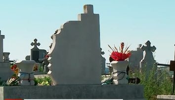 Ce făcea tatăl copilului din Cluj, care a murit după ce a fost strivit de o cruce în cimitir, în timp ce micuțul își dădea ultima suflare