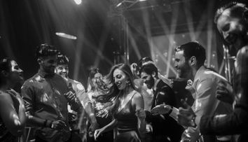 Prima discotecă din lume a funcționat pe o străduță din Paris. Istoria cluburilor cu muzică înregistrată