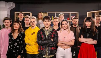 Serialul fenomen ”Viața bate vlogul” revine cu un nou sezon pe protvplus.ro. Cine cântă piesa de generic