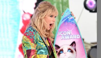 Taylor Swift i-a făcut cadou 5.000 de dolari unei admiratoare. Cum a reacționat tânăra de 20 de ani