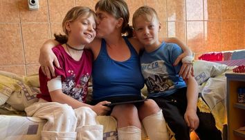 Un băiețel de 11 ani are grijă de mama și sora lui, grav rănite în atacul de la Kramatorsk