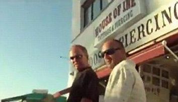 Cati oameni te analizeaza pe strada, fara sa iti dai seama? O lectie pe care doua fete din L.A. au vrut sa le-o dea barbatilor. VIDEO