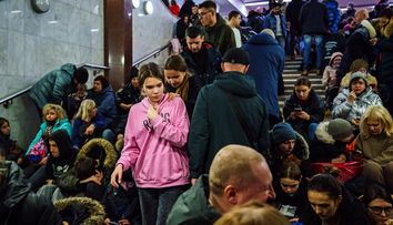 În timp ce obuzele tunau pe cer, un copil s-a născut în metroul din Kiev