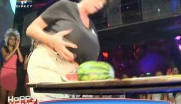 Busty, femeia cu sanii de fier, <span style=