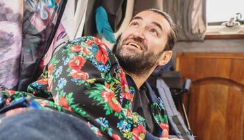 Smiley, fotografie de familie după două luni de izolare. „Ne era dor de îmbrățișările lor”
