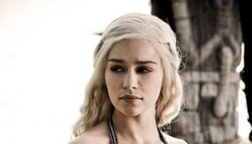 Emilia Clarke a debutat pe Broadway: actrita din Game of Thrones a fost asaltata de fanii care au vrut sa o pozeze goala