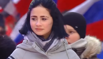 Cine e Anya, puștoaica de 13 ani care a apărut la mitingul patriotic al lui Putin de pe stadionul din Moscova