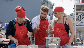 Tensiunea atinge cote maxime între concurenții Masterchef! ”Nu am înțeles atitudinea lui Bontea, care parcă avea un șorț albastru pe el”. De ce au aruncat ciorba lui Mitrea. ”Au deșertat-o pe jos”
